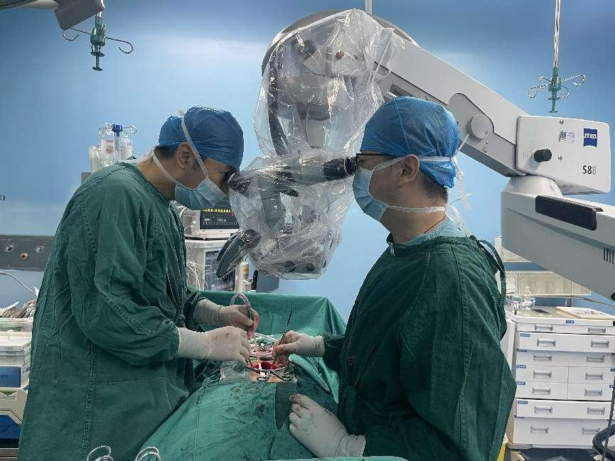 新疆醫科大學第七附屬醫院骨科邁入脊柱顯微手術新時代！