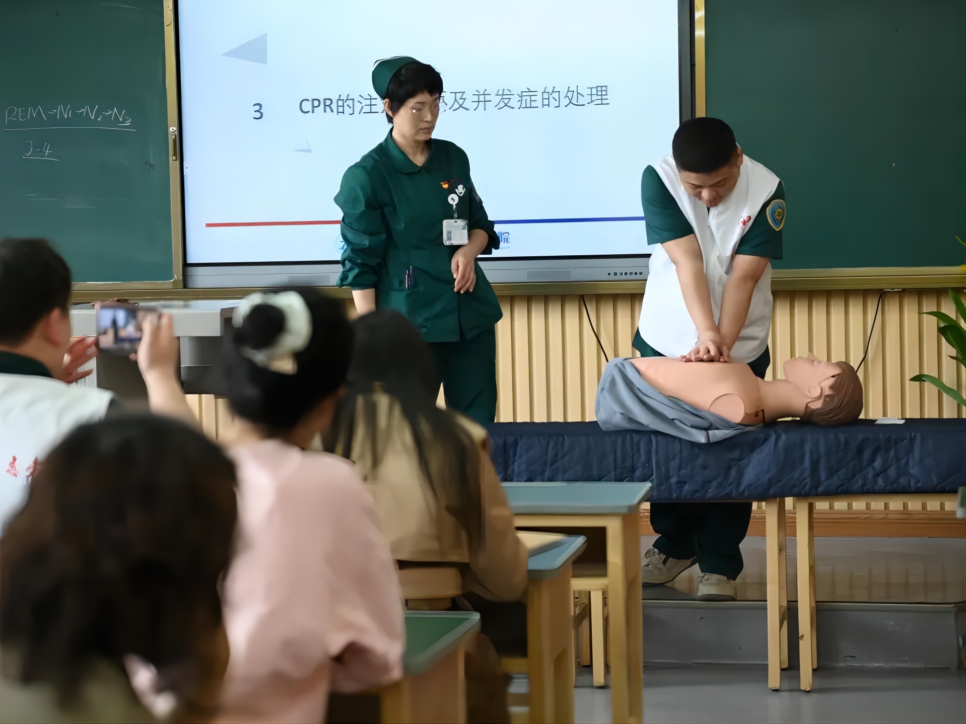 我院入校開展體檢解讀與健康講座