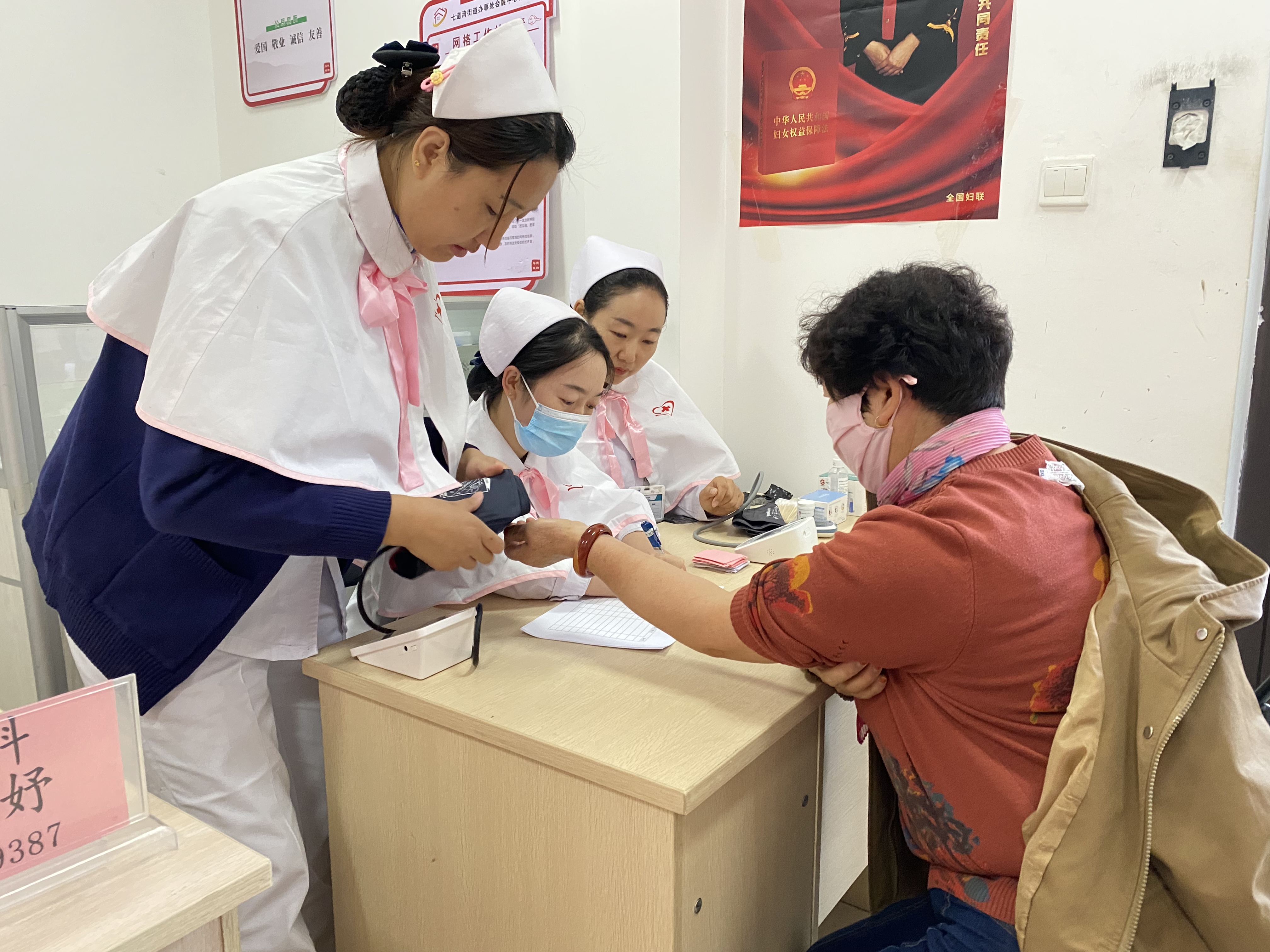 新疆醫(yī)科大學(xué)第七附屬醫(yī)院開展“溫情重陽，義診服務(wù)在身邊”活動(dòng)