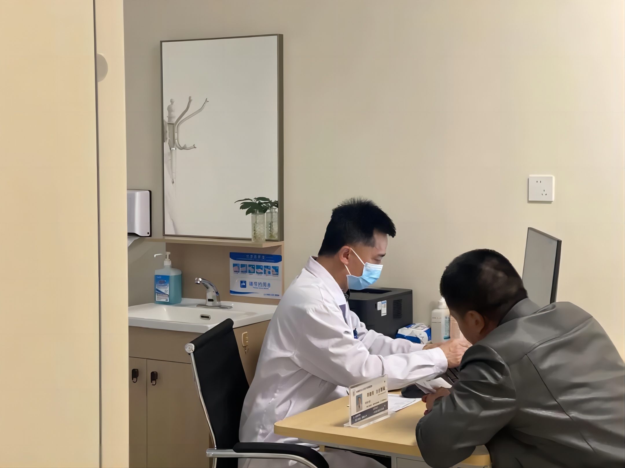 為哮喘患者健康教育賦能——我院開展“世界哮喘日”義診活動