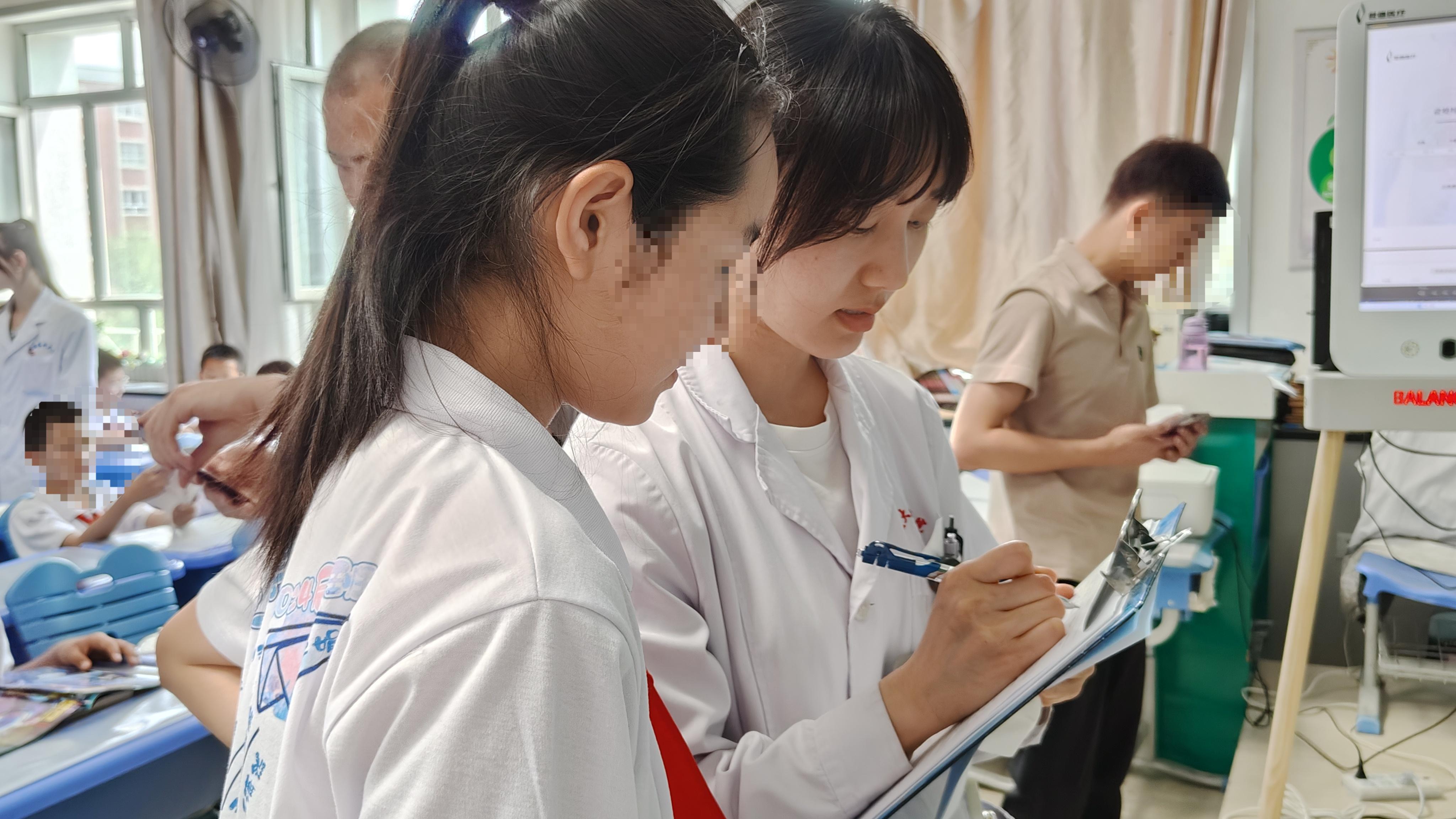 身為“脊”任、“柱”建青春——我院開展世界脊柱健康日義診活動