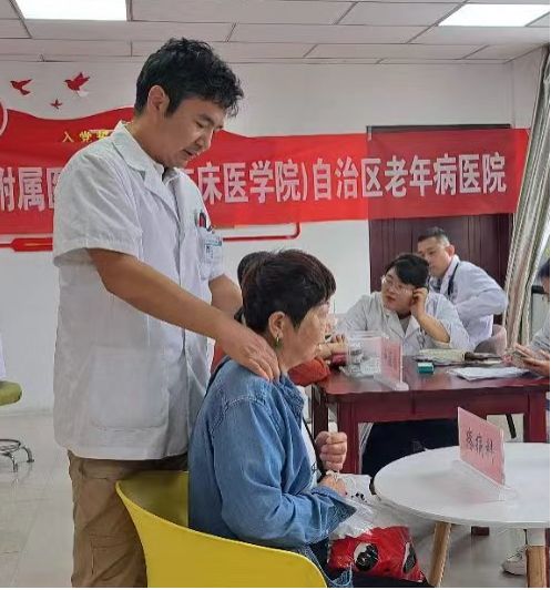 第七附屬醫(yī)院中醫(yī)科等科室進(jìn)入社區(qū)開展義診咨詢活動(dòng)