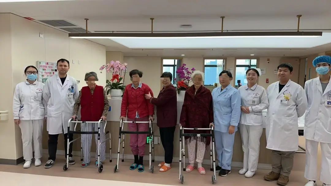 新疆醫科大學第七附屬醫院骨科醫護團隊成功為三位高齡老人實施髖關節置換手術