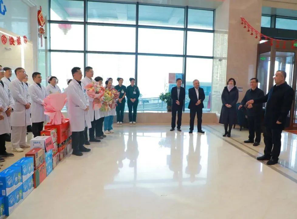 暖心關懷鼓干勁！自治區(qū)領導親切慰問我院臨床一線醫(yī)護人員