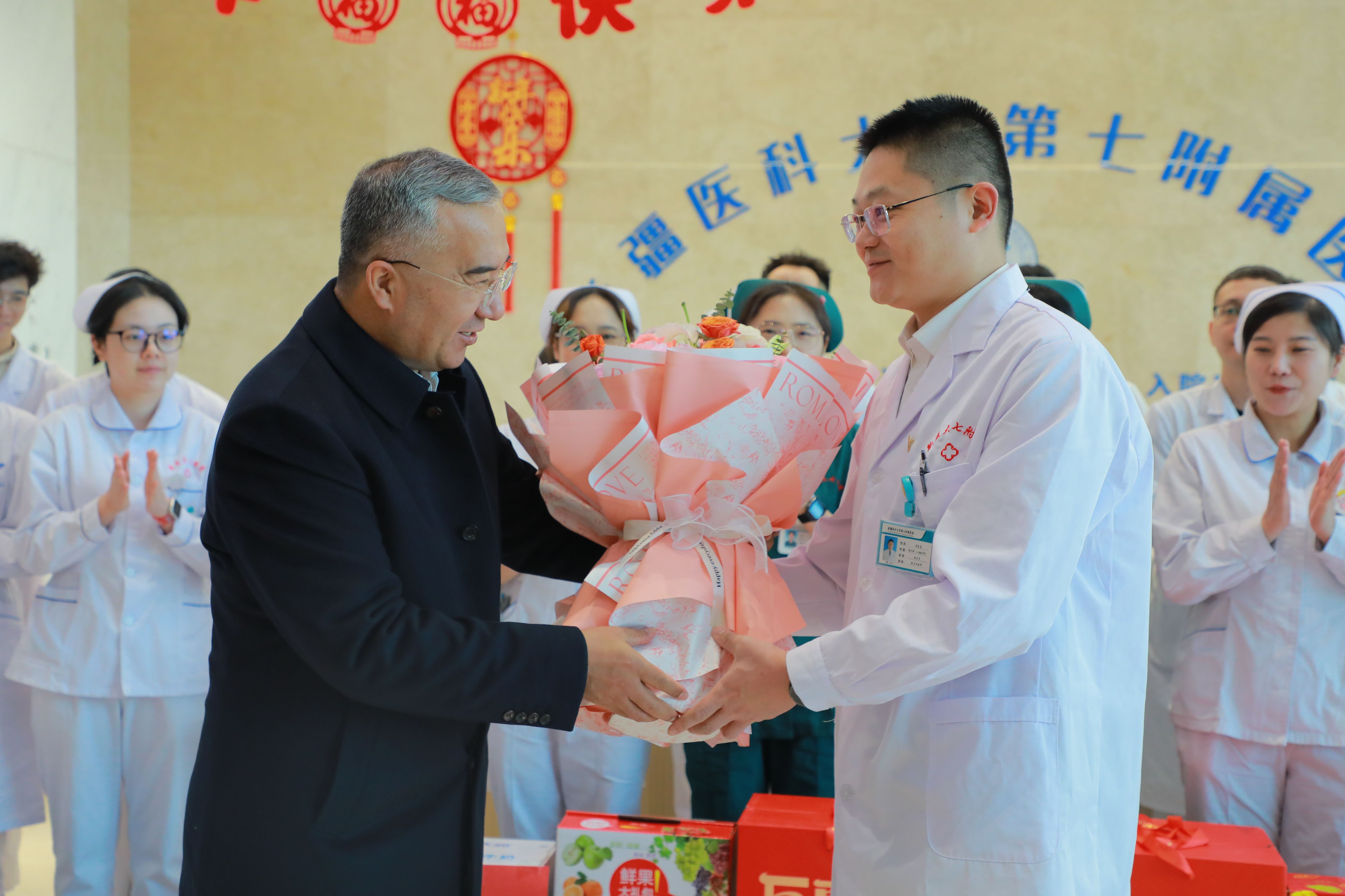 暖心關懷鼓干勁！自治區(qū)領導親切慰問我院臨床一線醫(yī)護人員