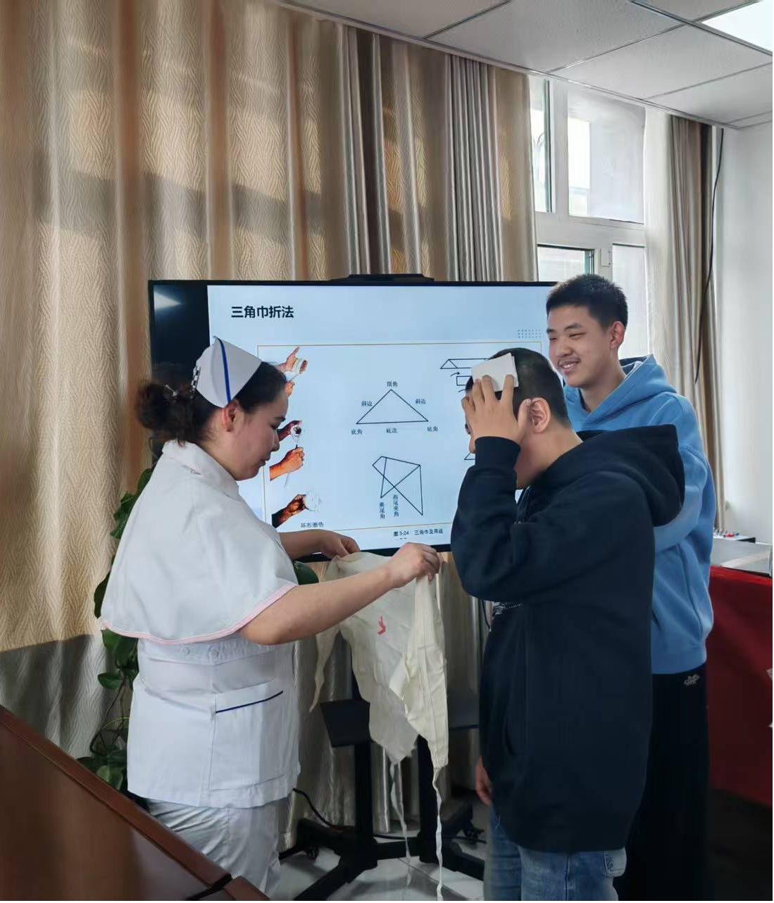 人人學急救 急救為人人——我院重癥醫學科黨支部組織開展急救知識宣傳活動