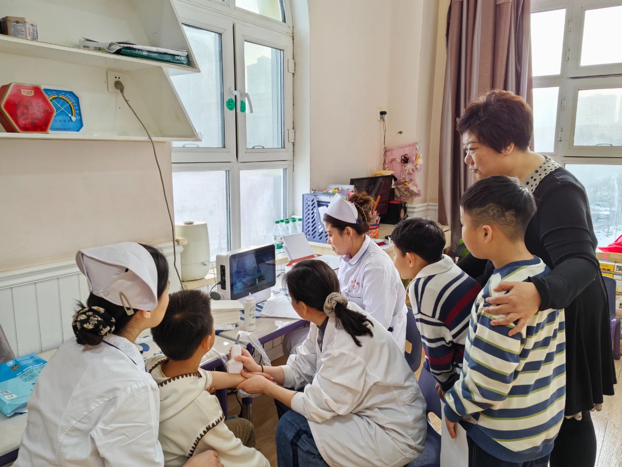 快樂成長，泌路同行——我院全科醫學科、內分泌科黨支部開展義診健康咨詢活動