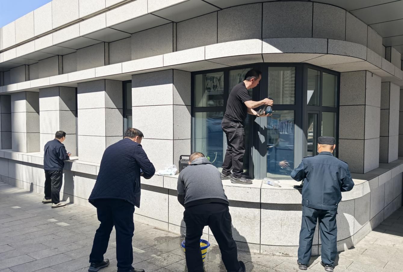 黨旗飄揚踐初心 守護健康凈環境——保衛科黨支部開展愛國衛生月大掃除活動
