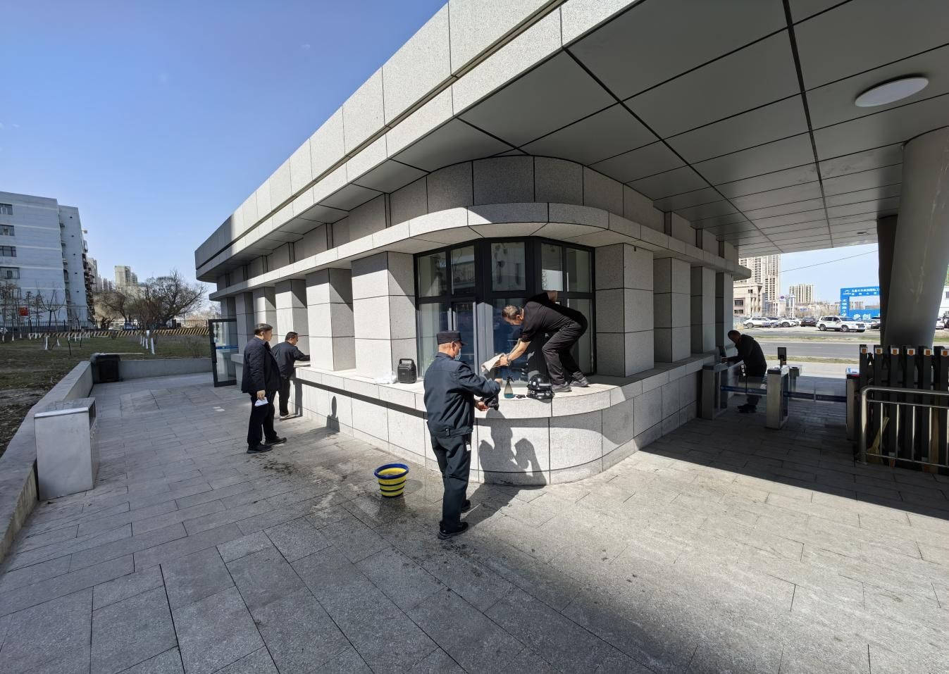 黨旗飄揚踐初心 守護健康凈環境——保衛科黨支部開展愛國衛生月大掃除活動