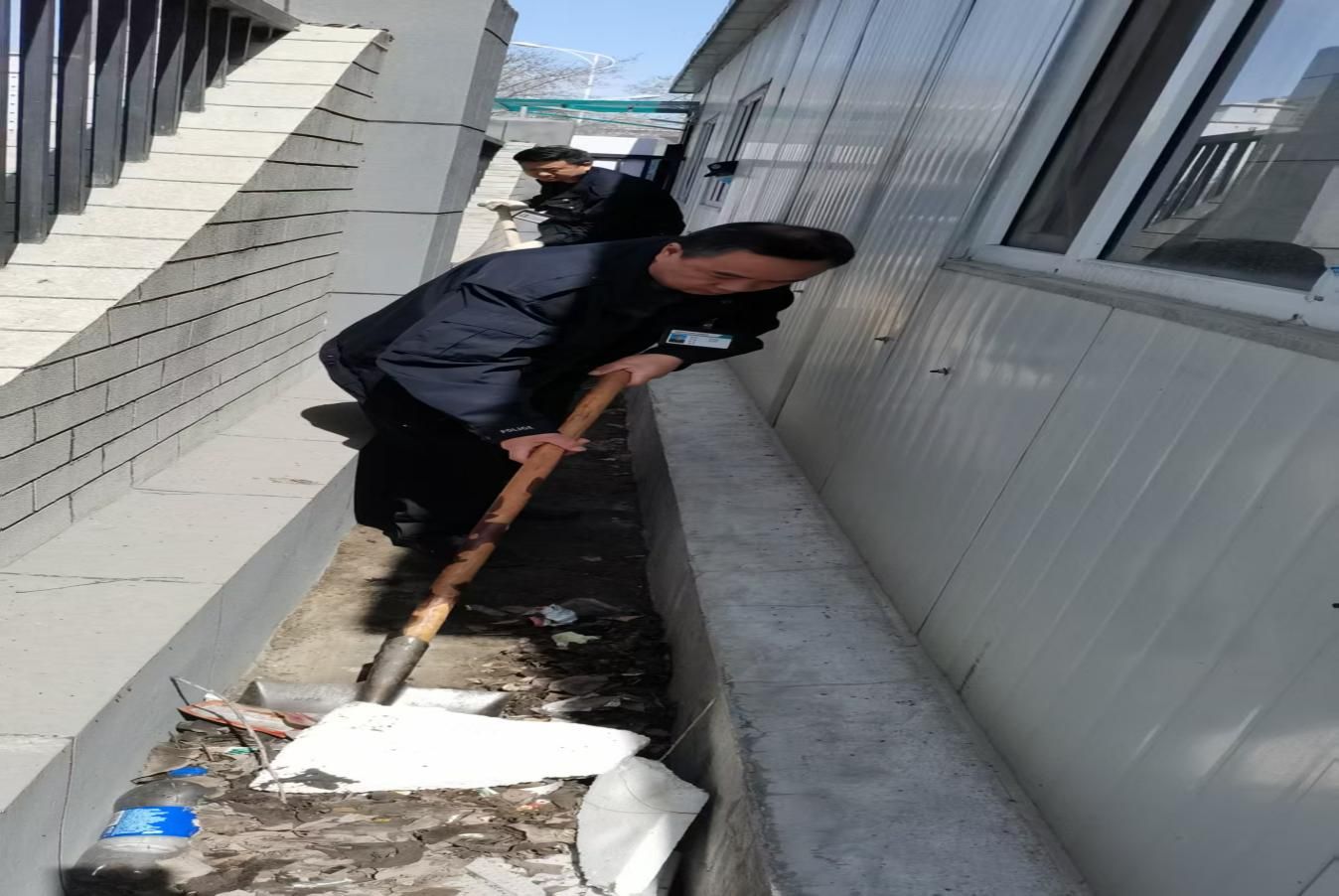 黨旗飄揚踐初心 守護健康凈環境——保衛科黨支部開展愛國衛生月大掃除活動